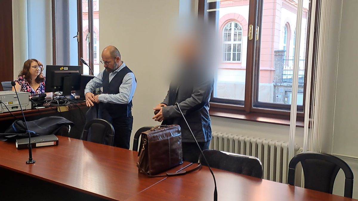 Mladý muž chtěl po nemocné seniorce orální sex, tvrdí obžaloba
