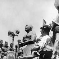 Benito Mussolini do půl těla nahý při projevu na dožínkách v Aprílii v roce 1938 