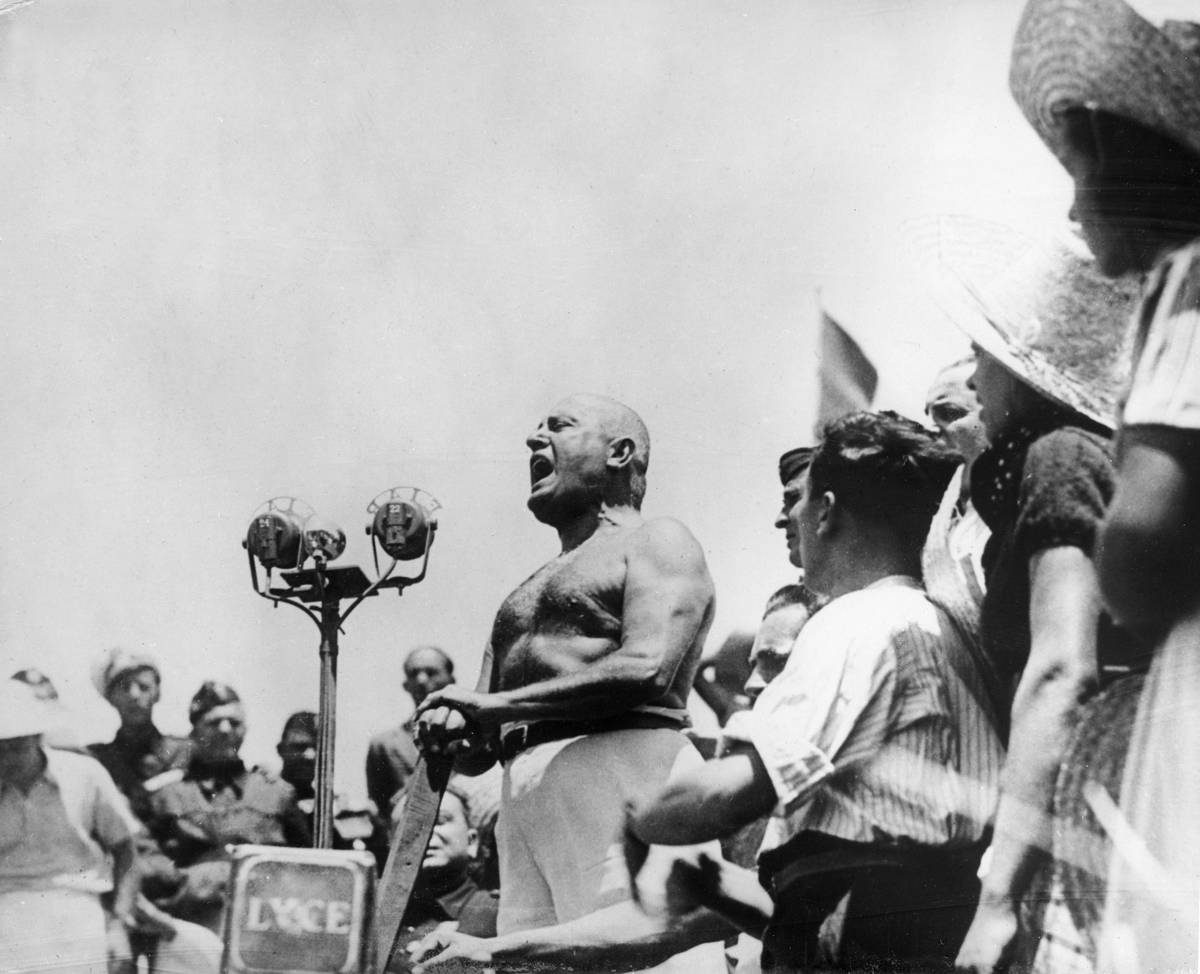 Benito Mussolini do půl těla nahý při projevu na dožínkách v Aprílii v roce 1938