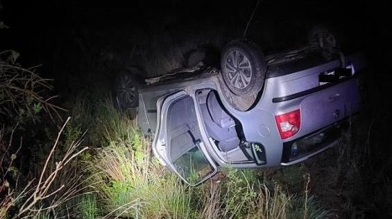 Synové mi vzali auto, volala zoufalá matka na Vysočině. Nezletilý mladík vezl partu a vůz převrátil na střechu