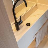 Kalkatský mramor dodává interiéru tu pravou porci elegance a luxusu.