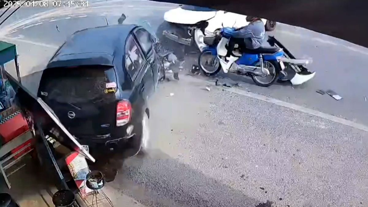 Muž na skútru těsně proklouzl mezi dvěma auty při srážce
