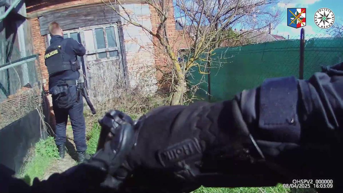 Vězně na útěku zastavila až namířená pistole