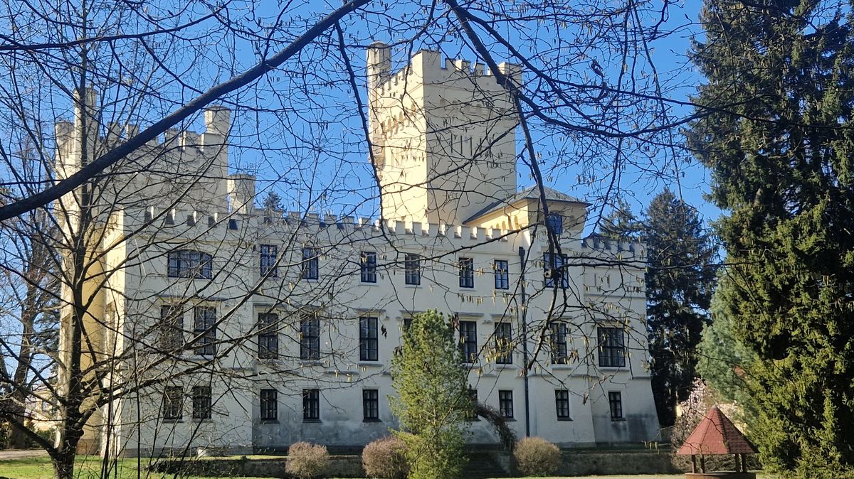 Novogotický zámek ve Skřivanech na Hradecku vypadá jako z pohádky, roky ale marně hledá majitele