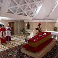 Papež si přál prostou dubovou rakev. 