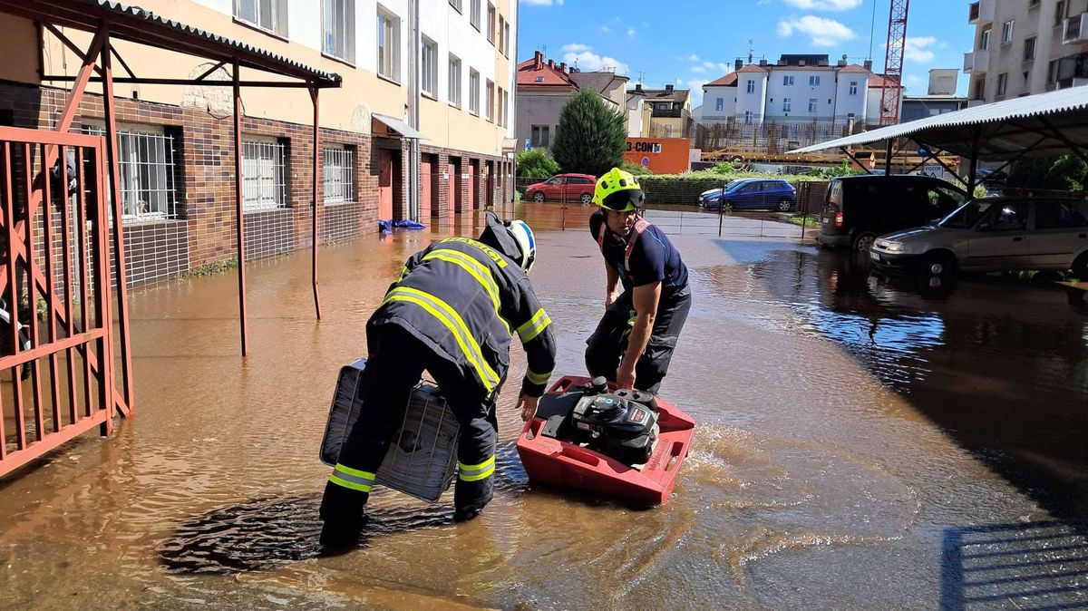 V Hradci prasklo vodovodní potrubí a vyplavilo základní uměleckou školu