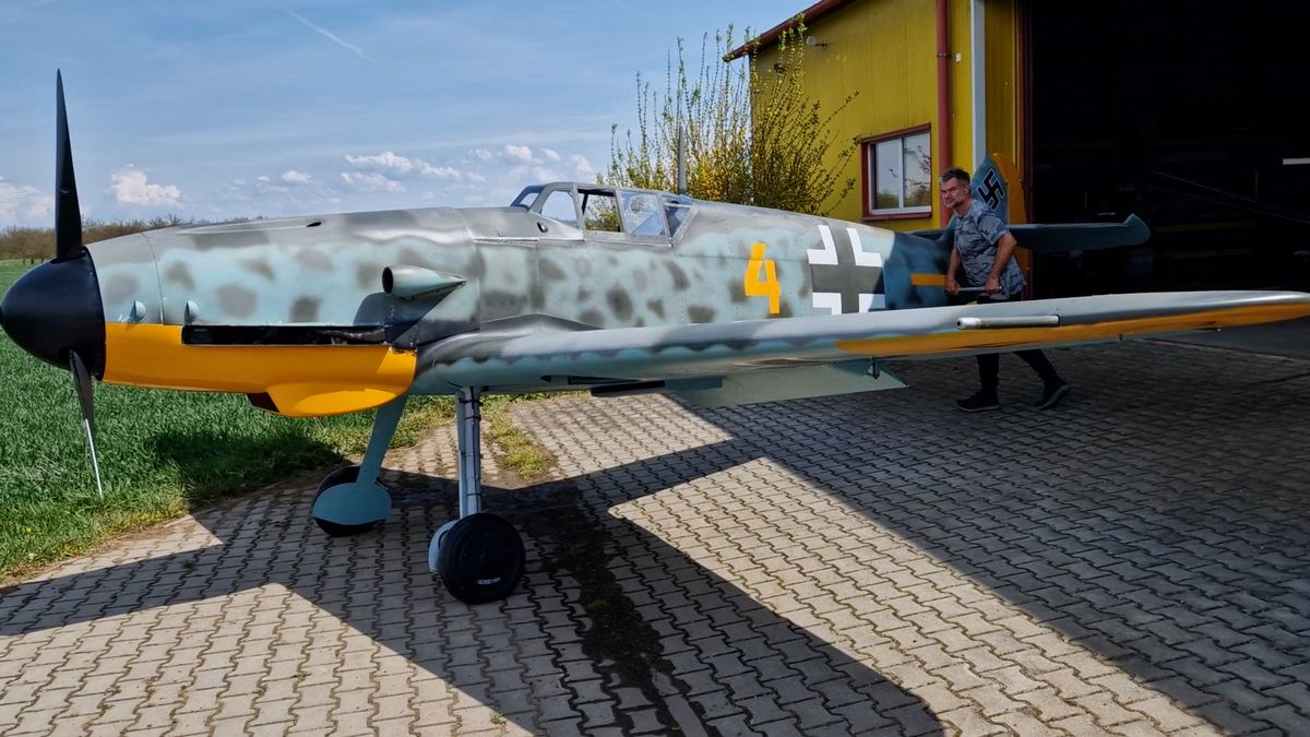 Postavil si kopii německého „mesršmitu“. Létá s ním na vzpomínkových akcích