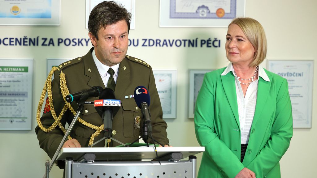 Šéf ÚVN musel na kobereček na ministerstvo obrany. Kvůli zakázkám nemocnice