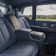 Interiér je vyveden v modré.