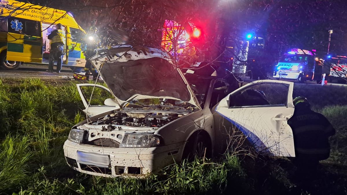 Při nehodě na Rychnovsku zemřel 19letý spolujezdec. Mladíci nebyli v autě připoutaní