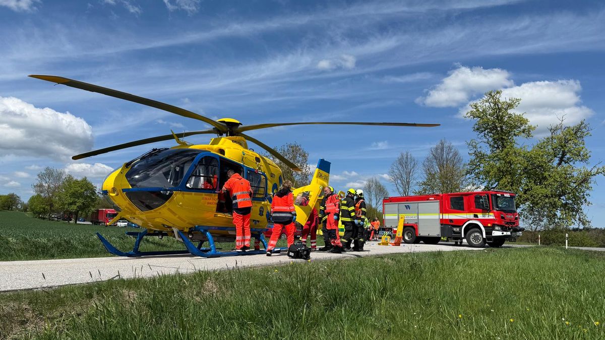 Vážná nehoda aut u jihočeských Vodňan. Vůz vylétl ze silnice, žena má těžké poranění hlavy