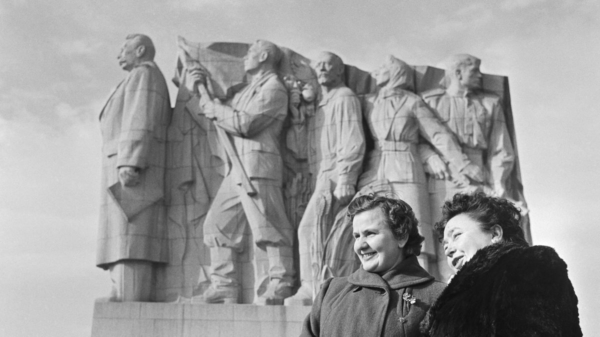 FOTO: Obří Stalin nad Prahou. Vydržel sedm let, pak ho odstřelili