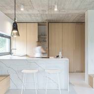 Kuchyň díky skrytí spousty věcí působí velice čistým a minimalistickým dojmem.