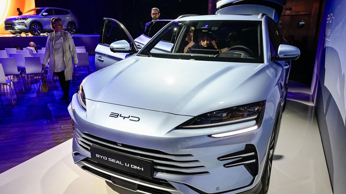 Čína je připravena jednat s EU a dalšími partnery ohledně cen elektromobilů