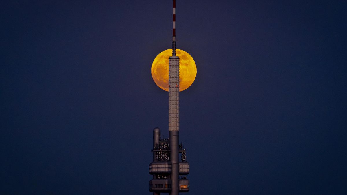 FOTO: Nad Českem zazářil růžový úplněk