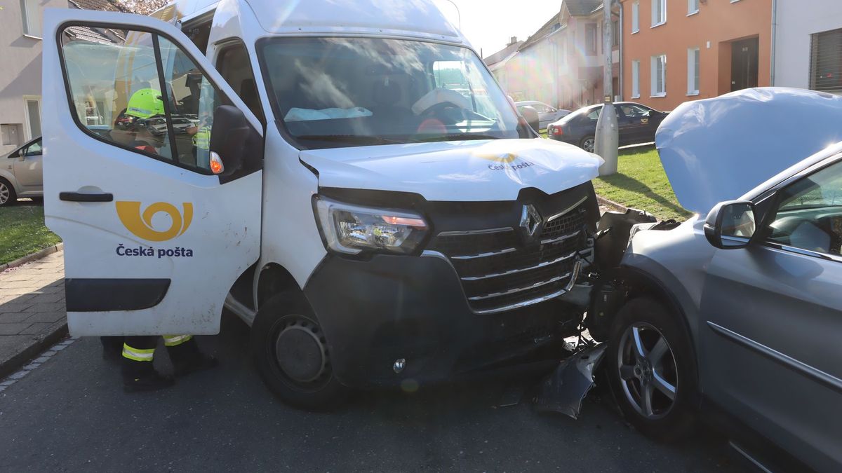 Řidička dodávky na Olomoucku spěchala. Při odbočování nedala přednost a skončila v nemocnici