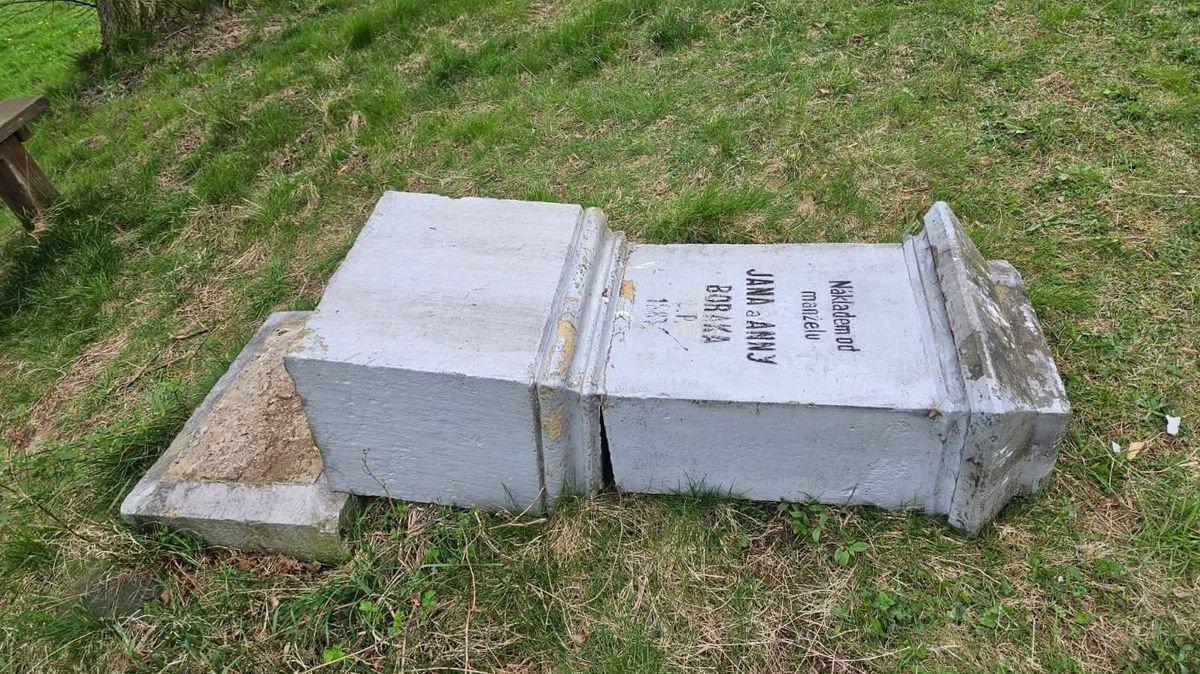 Zlámat ruce, přejí lidé tomu, kdo v Kozlovicích poničil pomník a ukradl kříž