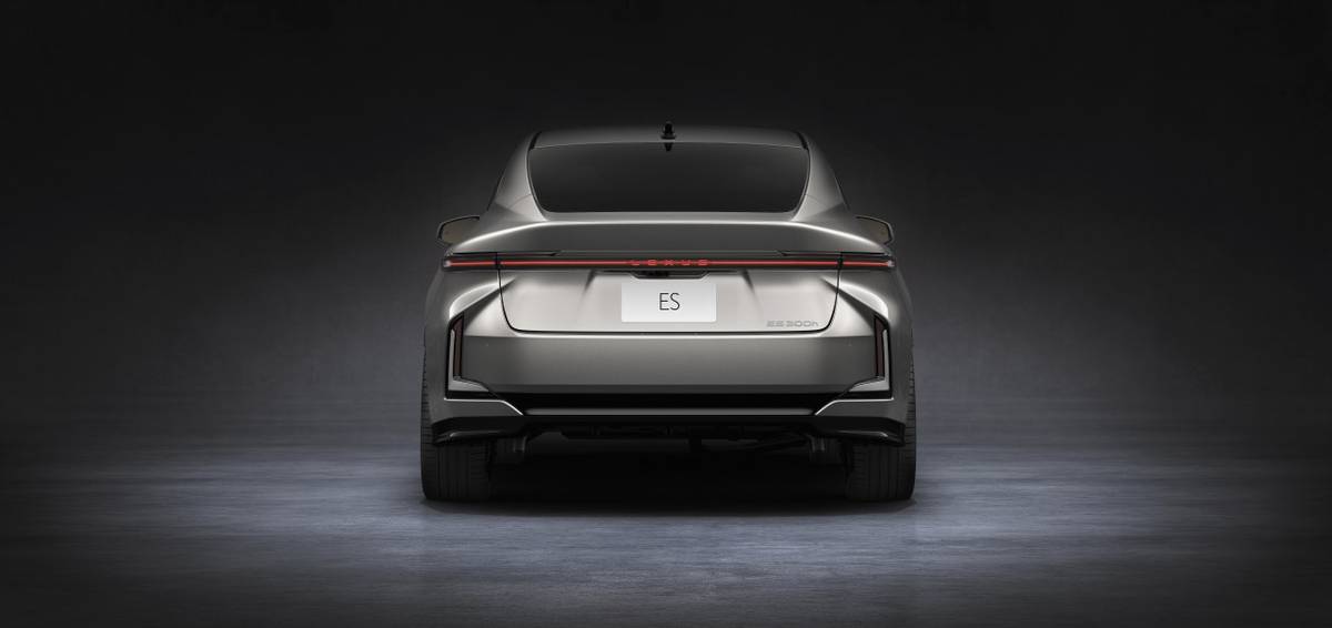 Při pohledu na záď nejsou rozdíly mezi hybridem a elektromobilem nijak výrazné.