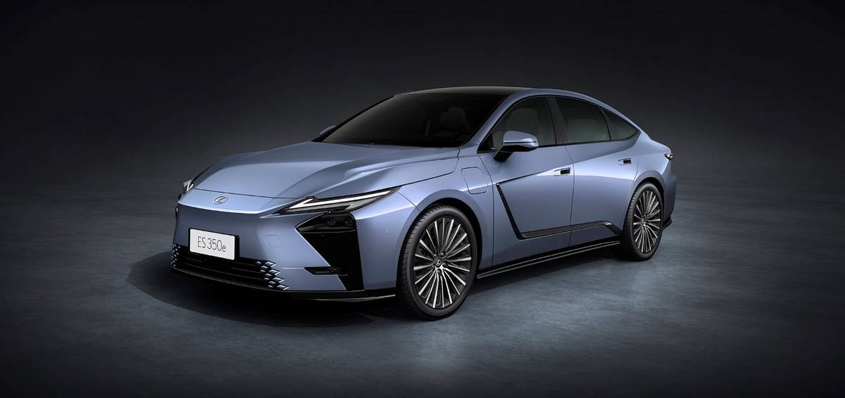 Lexus ES v elektrické verzi prozradí uzavřená maska a nabíjecí port na předním blatníku.