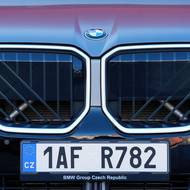 Přední maska lemovaná osvětleným rámečkem je vedle radaru a kamery vybavena i aktivními žaluziemi, které upravují přívod vzduchu k chladiči a aerodynamiku vozu.