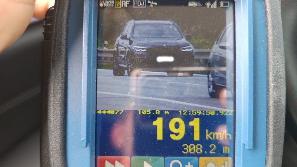 Řidič BMW se po D1 hnal téměř dvoustovkou, přišel o řidičák