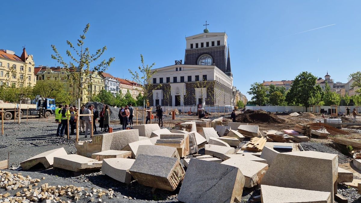 Rozsáhlá proměna náměstí Jiřího z Poděbrad v Praze možná skončí dřív