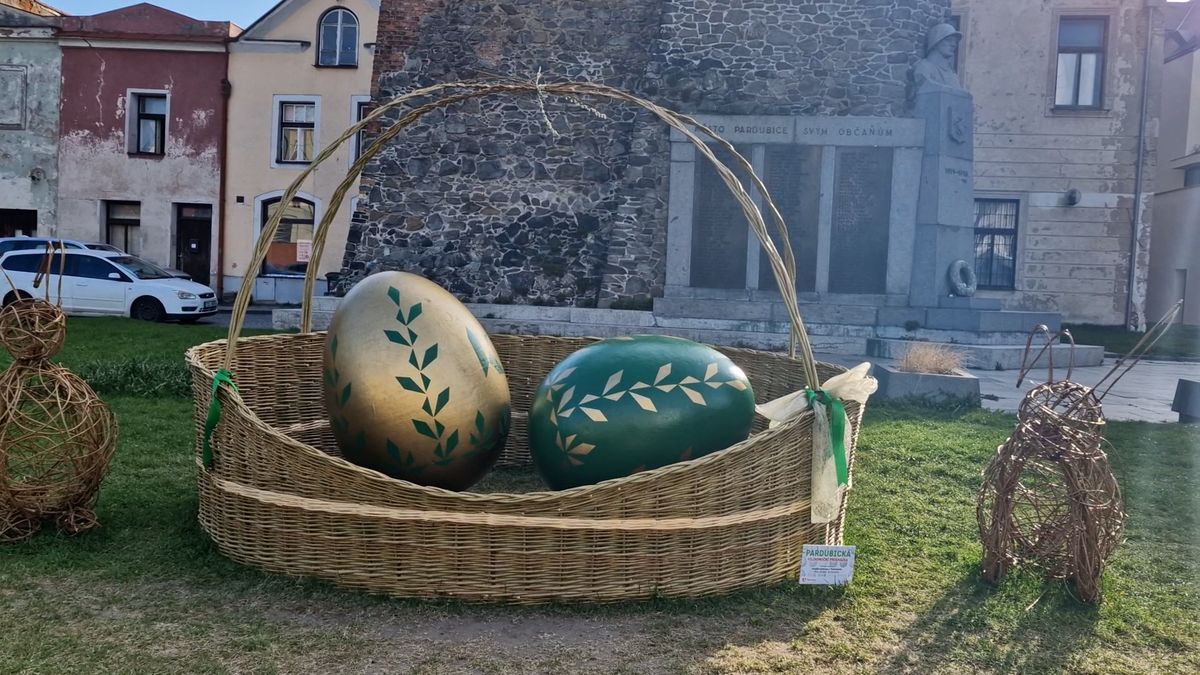 Největší koš z proutí na kraslice mají v Pardubicích