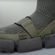 Boty od Botasu a Škody mají integrované ponožky. Díky pásku připomínají ikonickou obuv českých turistů, i když to nejspíš záměrem designérů nebylo.