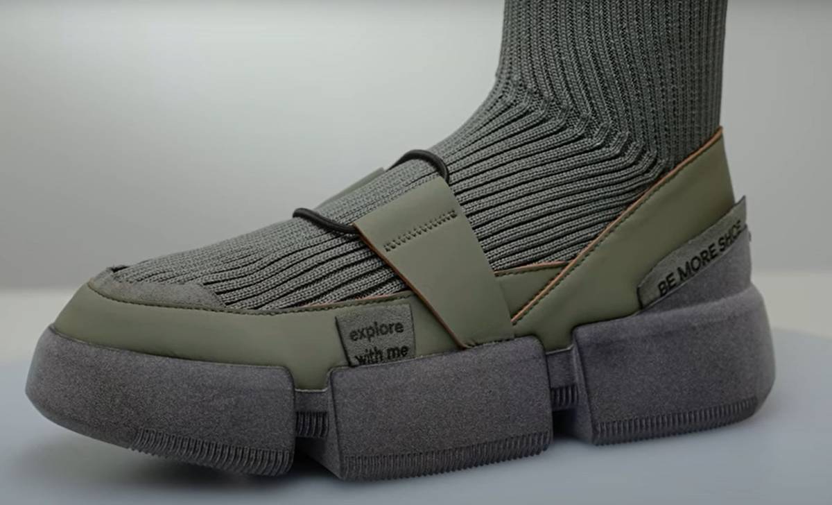 Boty od Botasu a Škody mají integrované ponožky. Díky pásku připomínají ikonickou obuv českých turistů, i když to nejspíš záměrem designérů nebylo.