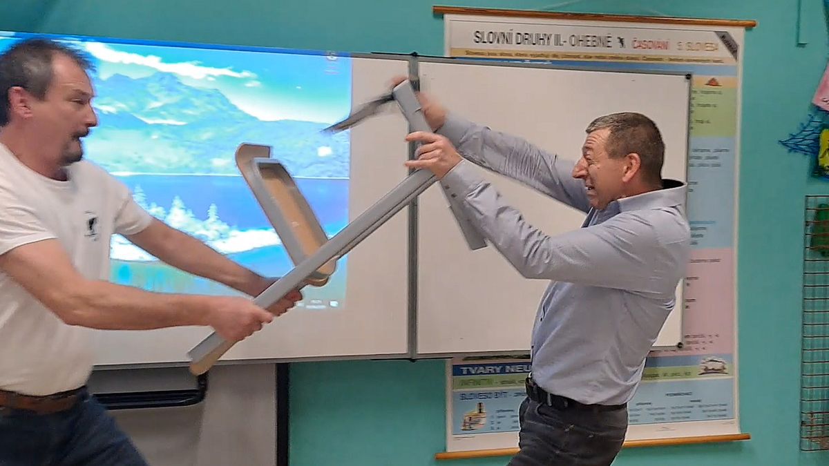 Nezamrzněte a útočníka zneškodněte, přišel zabíjet, školili experti učitele