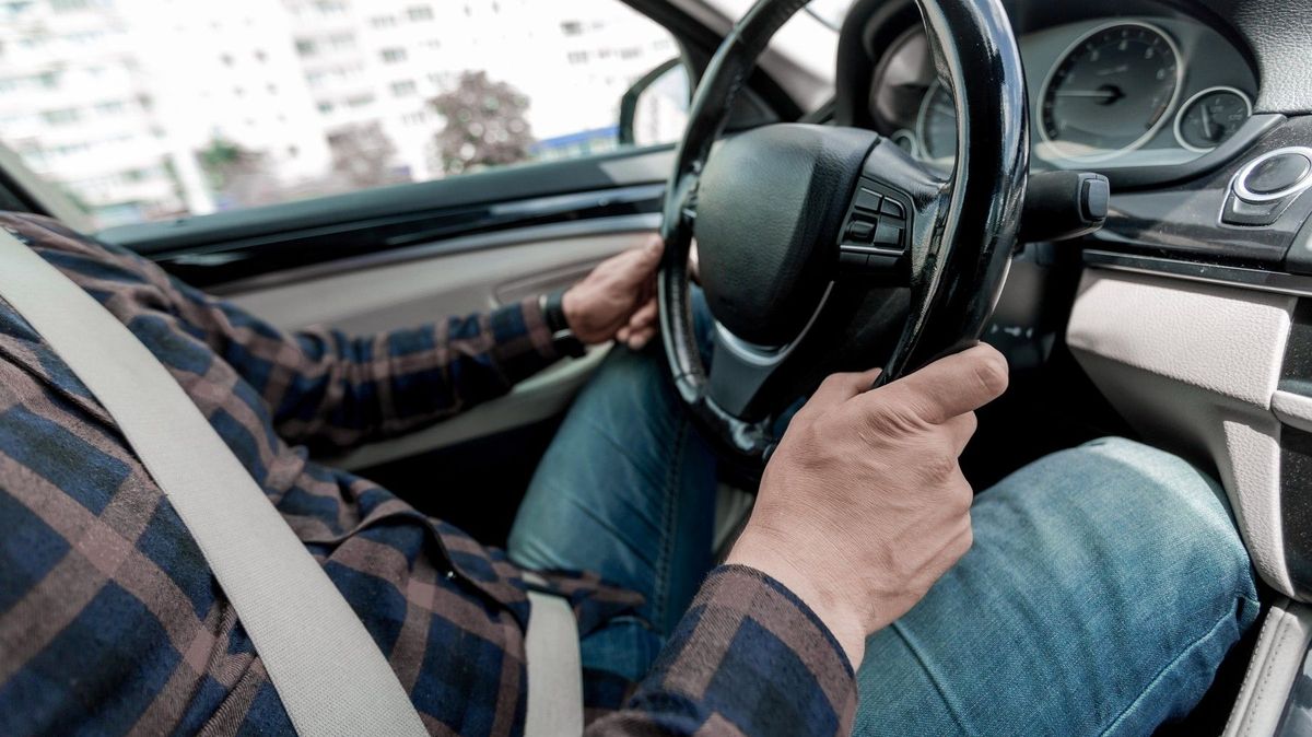 Muž ve Švýcarsku havaroval během sexu v autě, žena dostala pokutu