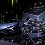 Motocykl má karbonovou kapotáž, titanový výfuk a hliníkové doplňky.