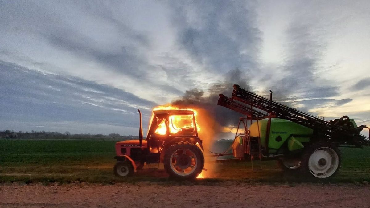 Traktor vzplál na poli jako pochodeň