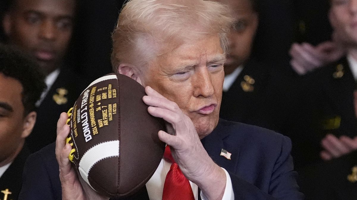 Trump šroubuje cla na Čínu do bláznivých hodnot. Teď už to má být až 245 procent
