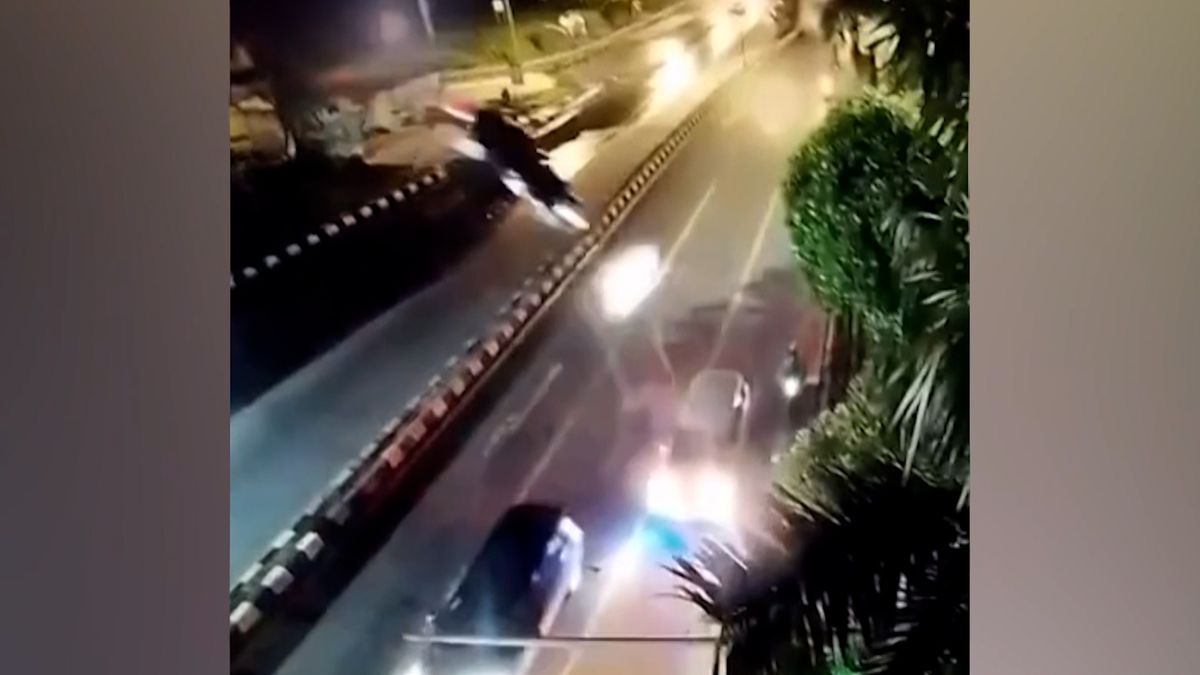 Řidič na Jávě se příliš soustředil na navigaci. Jeho let z nedokončeného mostu zachytila kamera