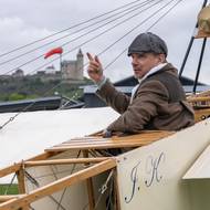 Pilot Jan „Kašpar“ Rudzinskyj před hradem Kunětická hora