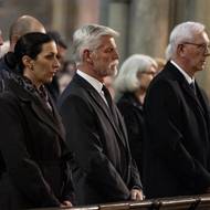 Mše za zemřelého papeže se zúčastnili nejvyšší státní představitelé v čele s prezidentem Petrem Pavlem a předsedkyní Sněmovny Markétou Pekarovou Adamovou.