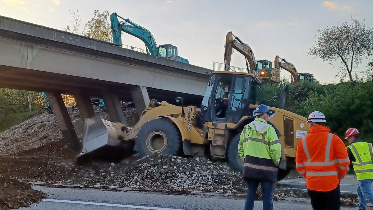 Dálnice D11 je uzavřená kvůli demolici mostu