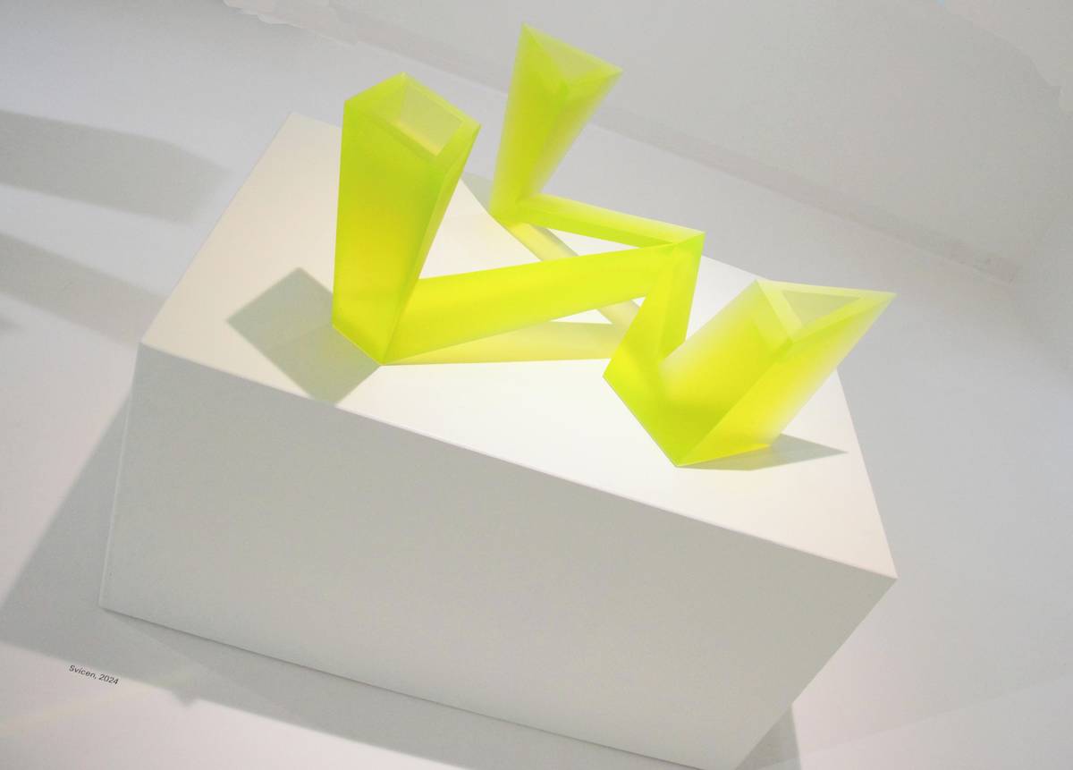 Plastika Svícen má více možností využití.