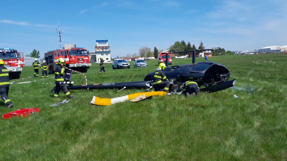 Na letišti v Roudnici havaroval vrtulník, dva zranění