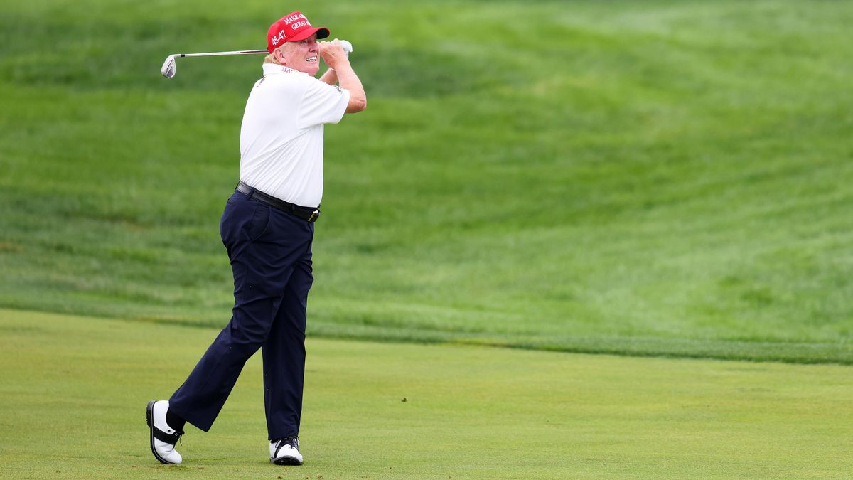 FOTO: Trumpova golfová obsese. Hřiště vlastní na Floridě, ve Skotsku ale i v Indonésii