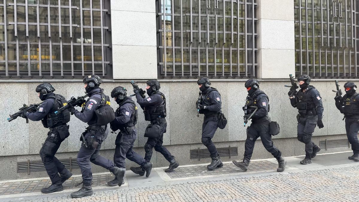 Policisté v centru Prahy cvičili zásah proti střelci