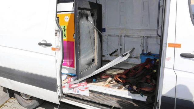Zloději na Prostějovsku nacpali celý zásilkový box do dodávky a chtěli zmizet