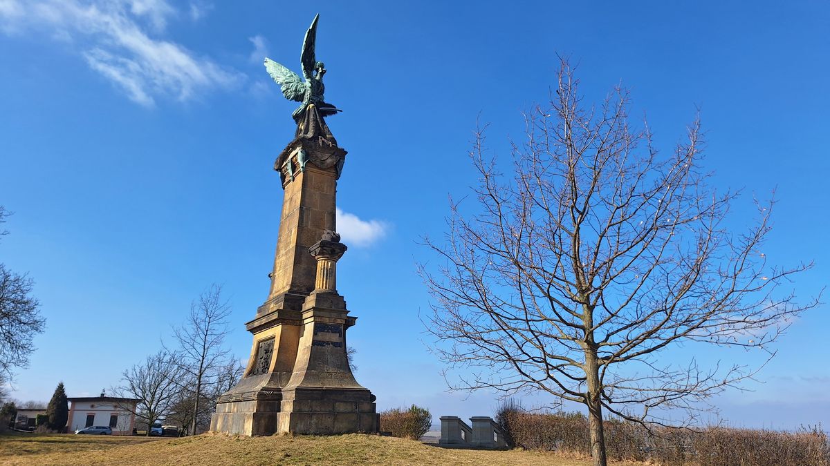 Jednu z nejkrvavějších bitev české historie připomínají dva monumentální památníky