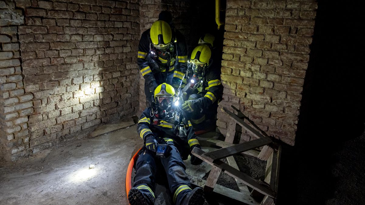 FOTO: Zraněný muž ve sklepě! Hasiči trénovali zásah v činžovním domě
