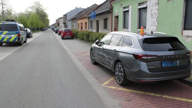 Neukázněná řidička v Prostějově se přímo před policisty napila vína