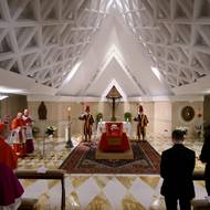 Papežovo tělo bylo v pondělí večer přeneseno do kaple Domu svaté Marty, kde žil.