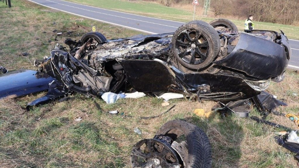 Řidič BMW na své narozeniny proměnil svůj vůz v hromadu šrotu