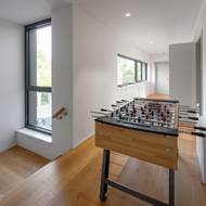 Stolní fotbal se vešel do chodby v patře. díky její šíři jej lze snadno obcházet.