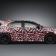 Z profilu jsou dobře patrné ventilační otvory v blatnících.